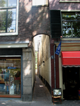 819228 Gezicht in de Reguliersteeg te Utrecht, vanaf de Oudegracht naar het oosten.